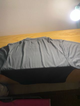 Camiseta Nike gris y dorada