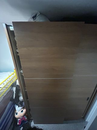 Armario de madera con puertas correderas