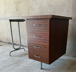 Escritorio madera y metal 4 cajones