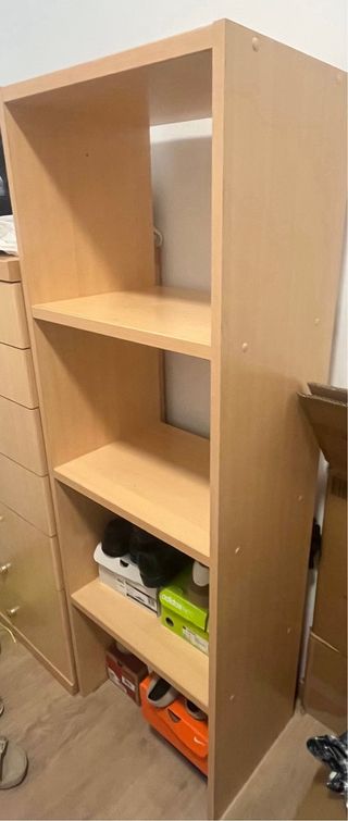 Estantería de madera beige