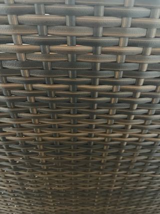 Mesa alta ratán con cristal y taburetes