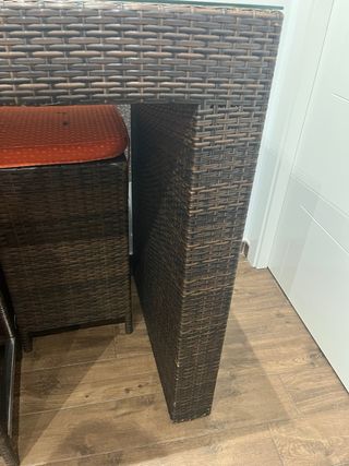 Mesa alta ratán con cristal y taburetes