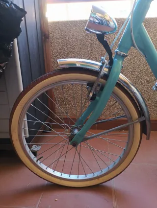 Bicicleta paseo vintage azul con cesta