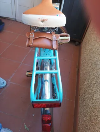 Bicicleta paseo vintage azul con cesta