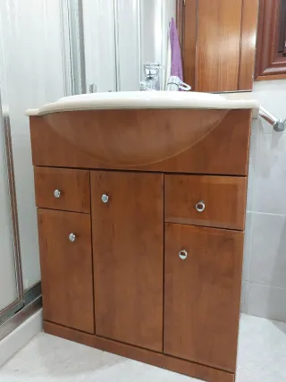 Mueble de baño madera .