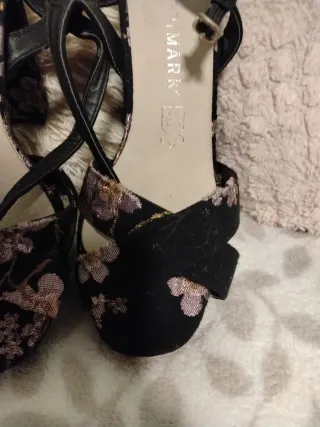 Zapatos de tacón negros bordados