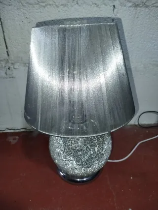 Lámpara de mesa plateada y blanca