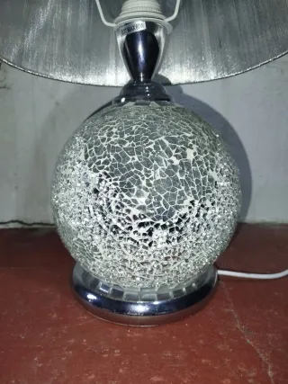 Lámpara de mesa plateada y blanca