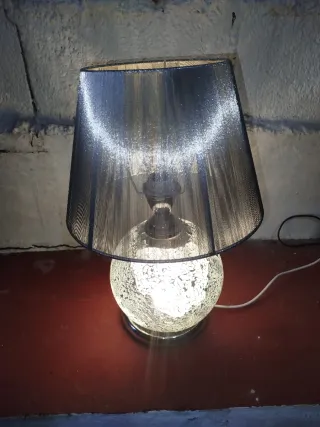 Lámpara de mesa plateada y blanca