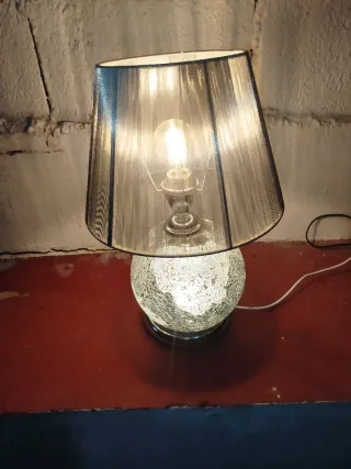 Lámpara de mesa plateada y blanca