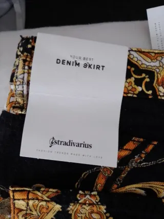 Falda Stradivarius Estampada Negra y Dorada