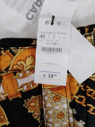Falda Stradivarius Estampada Negra y Dorada