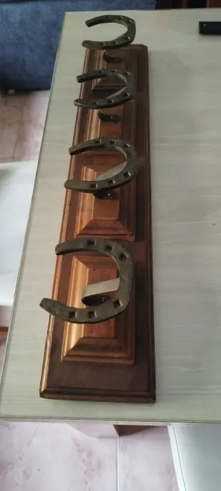 Percha madera herraduras hierro