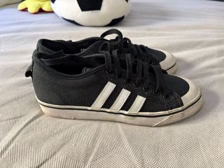 Zapatillas Adidas Negras y Blancas