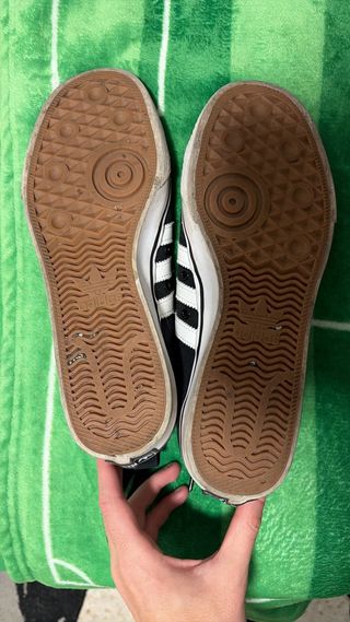 Zapatillas Adidas Negras y Blancas