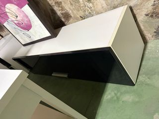 Mueble de pared negro y blanco