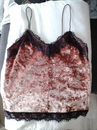 Top Bershka tirantes encaje rosa y negro