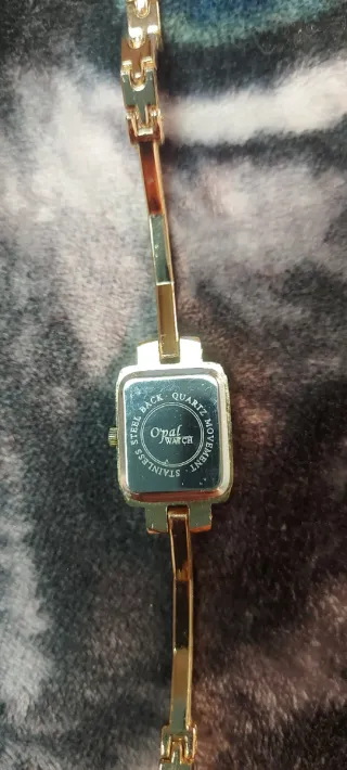 Reloj Opal Dorado con Cristales
