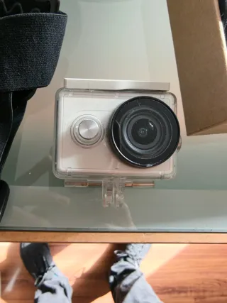 Cámara Xiaomi Yi con accesorios y funda