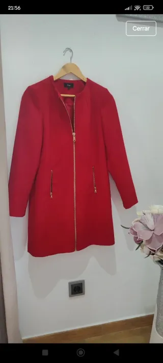 Abrigo rojo con cremallera dorada