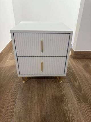 Mesita de noche blanca con patas doradas