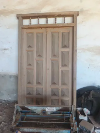 Puerta doble de madera con marco