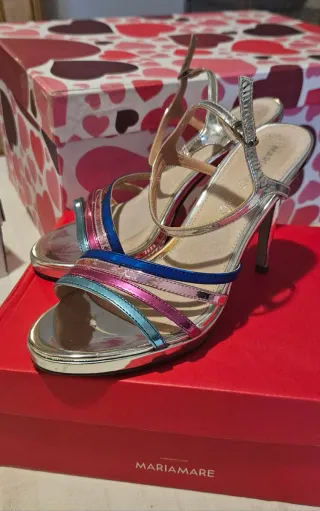Tacones plateados con tiras multicolor