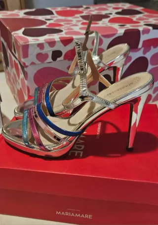 Tacones plateados con tiras multicolor