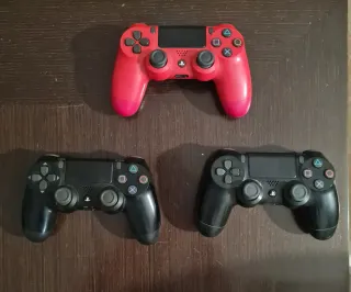PS4 con 3 mandos y 5 juegos
