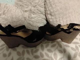 Sandalias de cuña negras y doradas