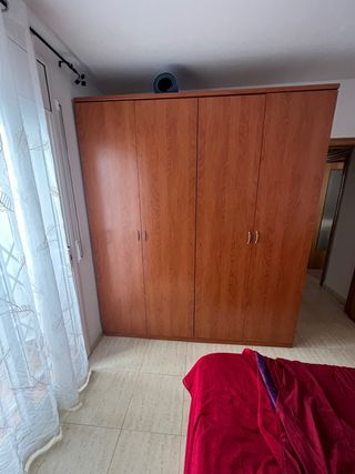 Armario de madera marrón