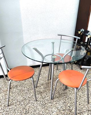 Mesa redonda cristal y 3 sillas naranja