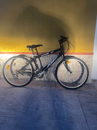 Bicicleta de montaña negra