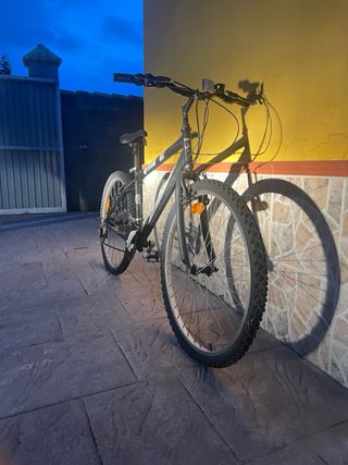 Bicicleta de montaña negra
