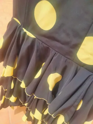 Traje de flamenca lunares negro y amarillo.