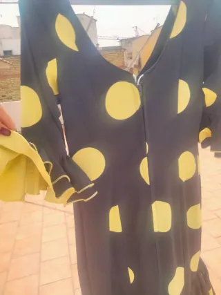 Traje de flamenca lunares negro y amarillo.