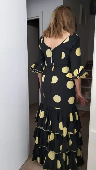 Traje de flamenca lunares negro y amarillo.