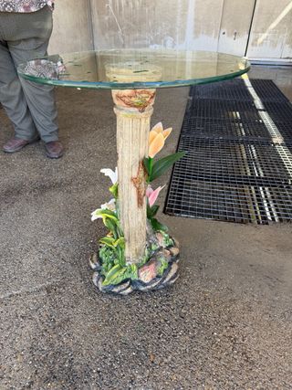 Mesita auxiliar cristal con base floral