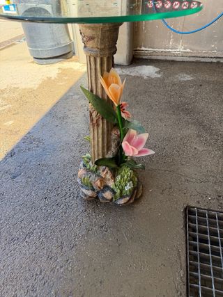 Mesita auxiliar cristal con base floral