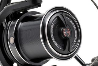 Carrete Daiwa Emblem Carp 45 SCW QD 2025