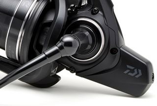 Carrete Daiwa Emblem Carp 45 SCW QD 2025
