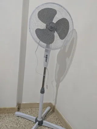 Ventilador de pie blanco y gris