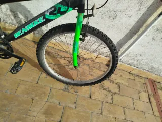 Bicicleta montaña negra y verde de 13/14/15 años