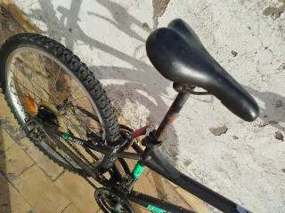 Bicicleta montaña negra y verde de 13/14/15 años