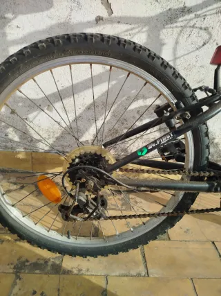 Bicicleta montaña negra y verde de 13/14/15 años