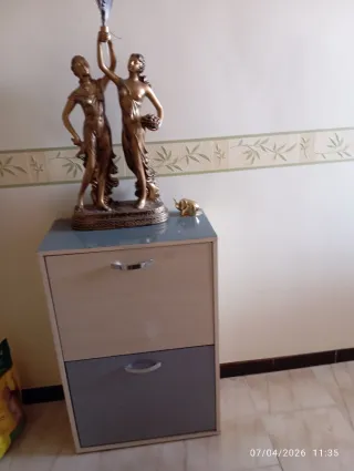 Zapatero con figura decorativa