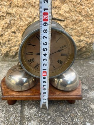 Orologio sveglia antico con campane