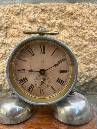 Orologio sveglia antico con campane