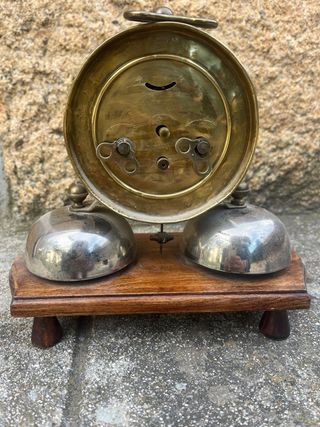 Orologio sveglia antico con campane