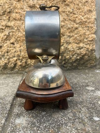 Orologio sveglia antico con campane